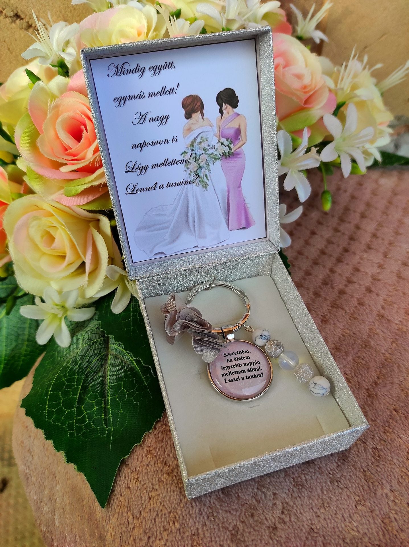 Tanúfelkérő szürke kulcstartó